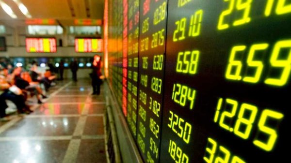 美元兑日元跌近1%