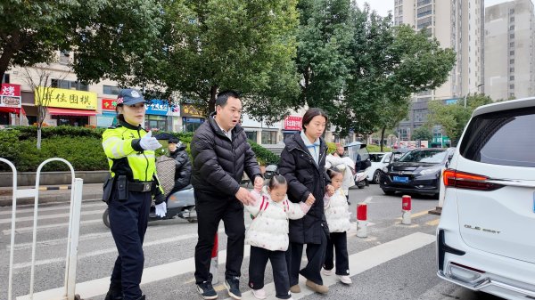 安全感拉满！武汉江夏交警开启新学期“护学模式”