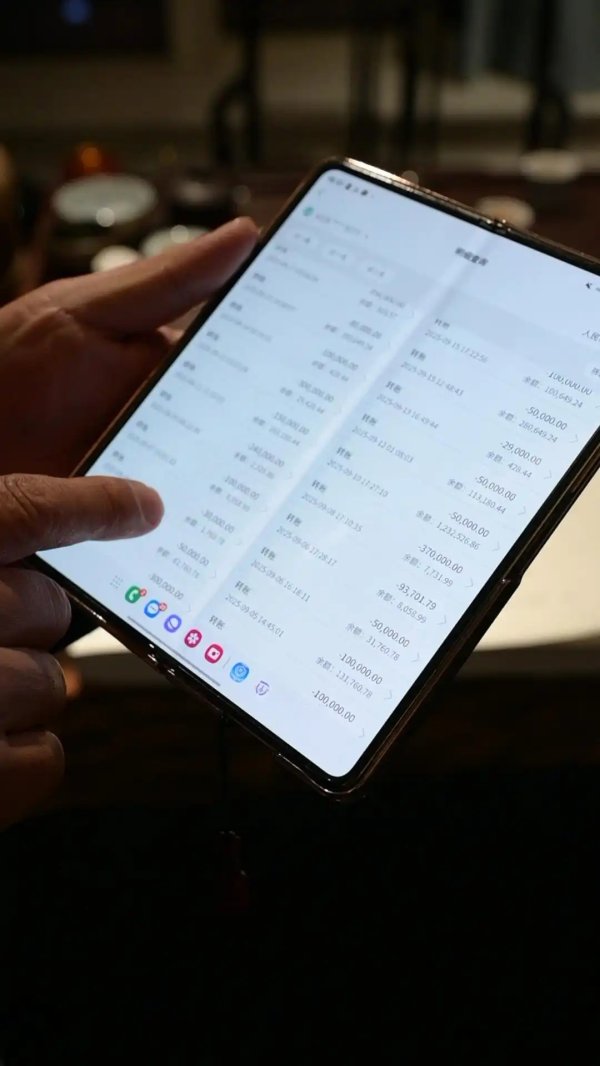 19岁女孩失控的人生：14个月在直播间豪掷1700万公款