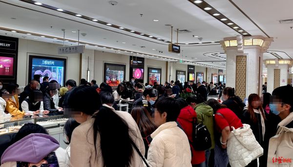金价跌破4600美元大关！夜探北京菜百总店：金饰柜台前围满顾客，众多投资客忙“抄底” 专家提醒