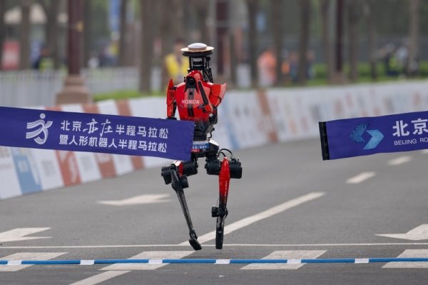 中国机器人超越所有人类跑完半马，在与美国的技术竞争中迈出了一大步