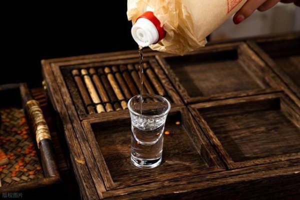 高血压能喝白酒吗？医生直言：再爱喝也要忍，一个误区害了很多人