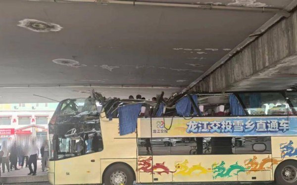 哈尔滨一双层巴士被高架桥“削顶”，交警：有乘客受伤，系司机操作失误
