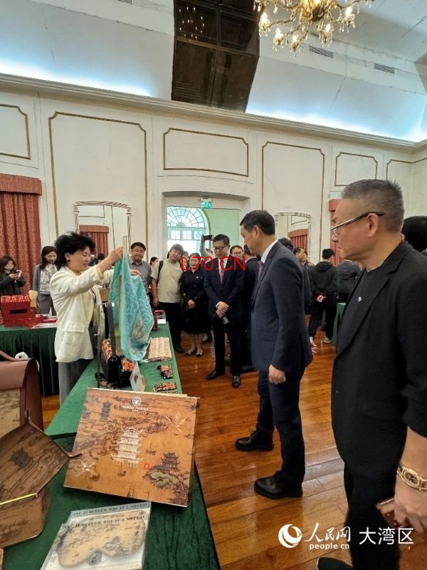 荆楚多元文化产品展览展示。人民网记者 富子梅摄