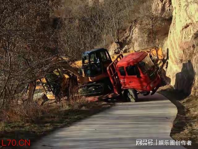 载2万斤橙子货车翻滚坠崖