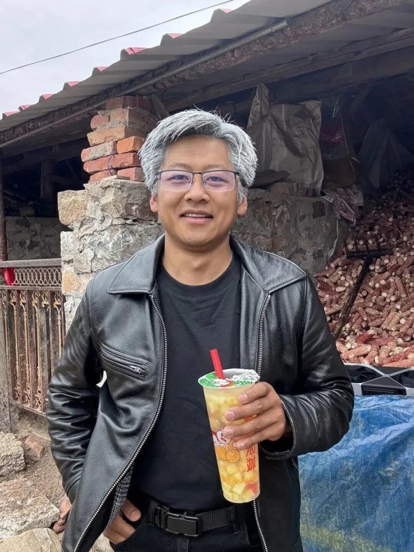 模仿黄仁勋走红后，“我现在很害怕”