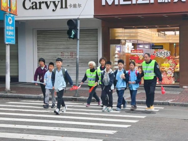 银发添风采 志愿暖街头——南丰“银龄行动”助力文明城市建设