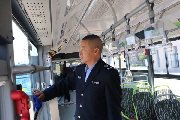 公交驾驶员挺身而出 秒灭路边草丛火情