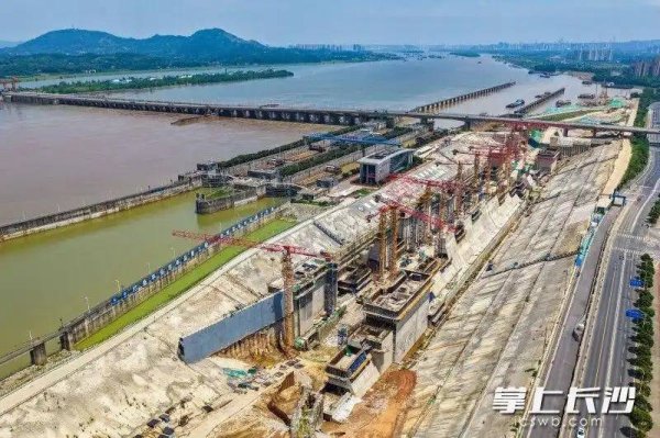 湘江长沙综合枢纽三线船闸首段闸室顺利封顶｜组图