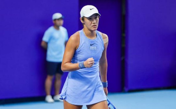 9连胜冲第二冠！中国女网25岁1米82王牌闪耀：生日收大礼轰出6-0