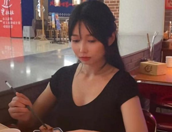 盲女博主摆拍、账号被封，多个大V遭连累！疑似想换阵地去国外