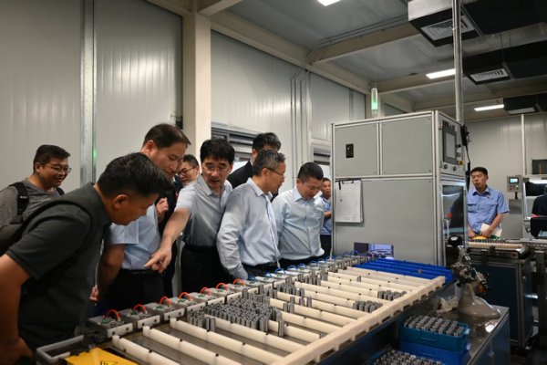 生产车间里来了“技术智囊团”，“劳模工匠助企行”走进电气专精特新企业